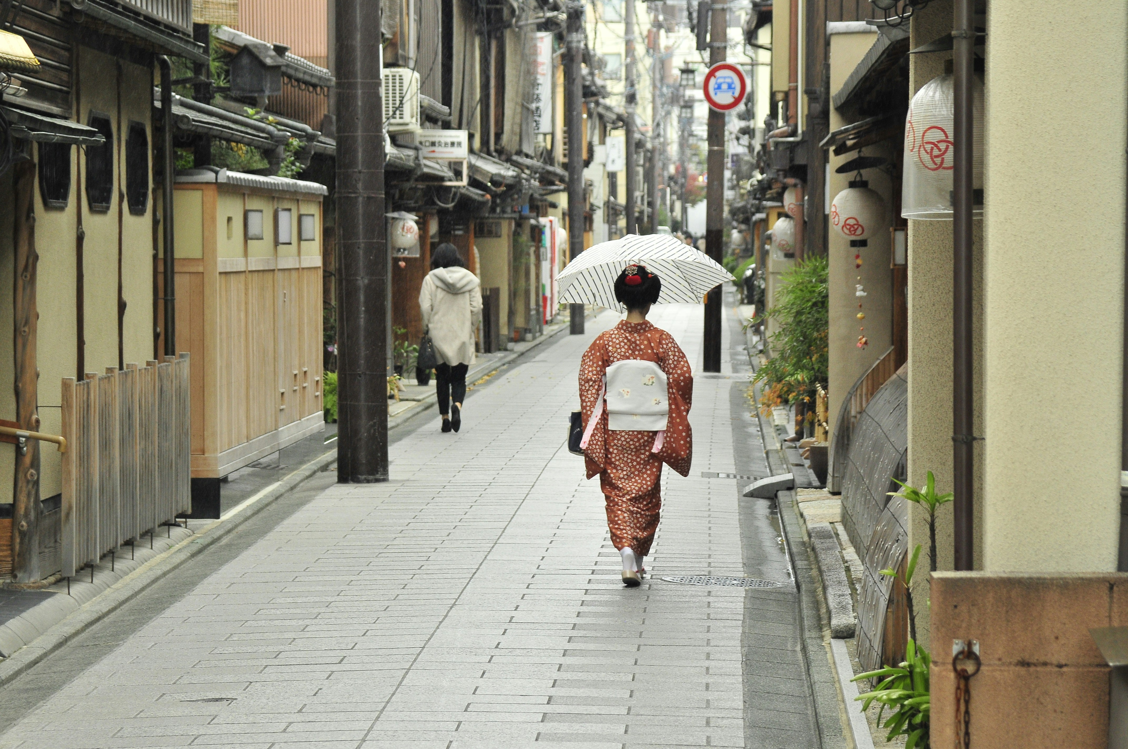 Geishas walking through the Gion district of Kyoto